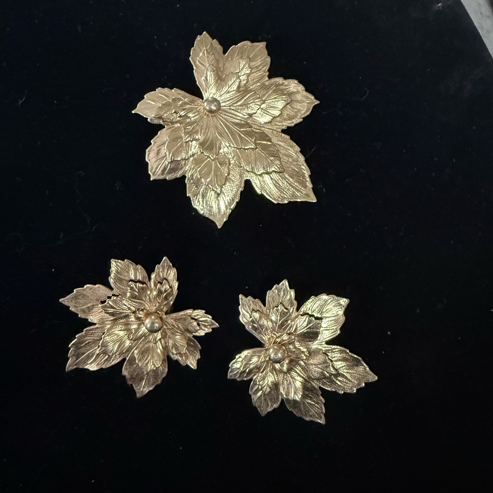 1956 “Golden Maple” Signed SAC Gold Tone Layered Brooch & Clip On Earring Set